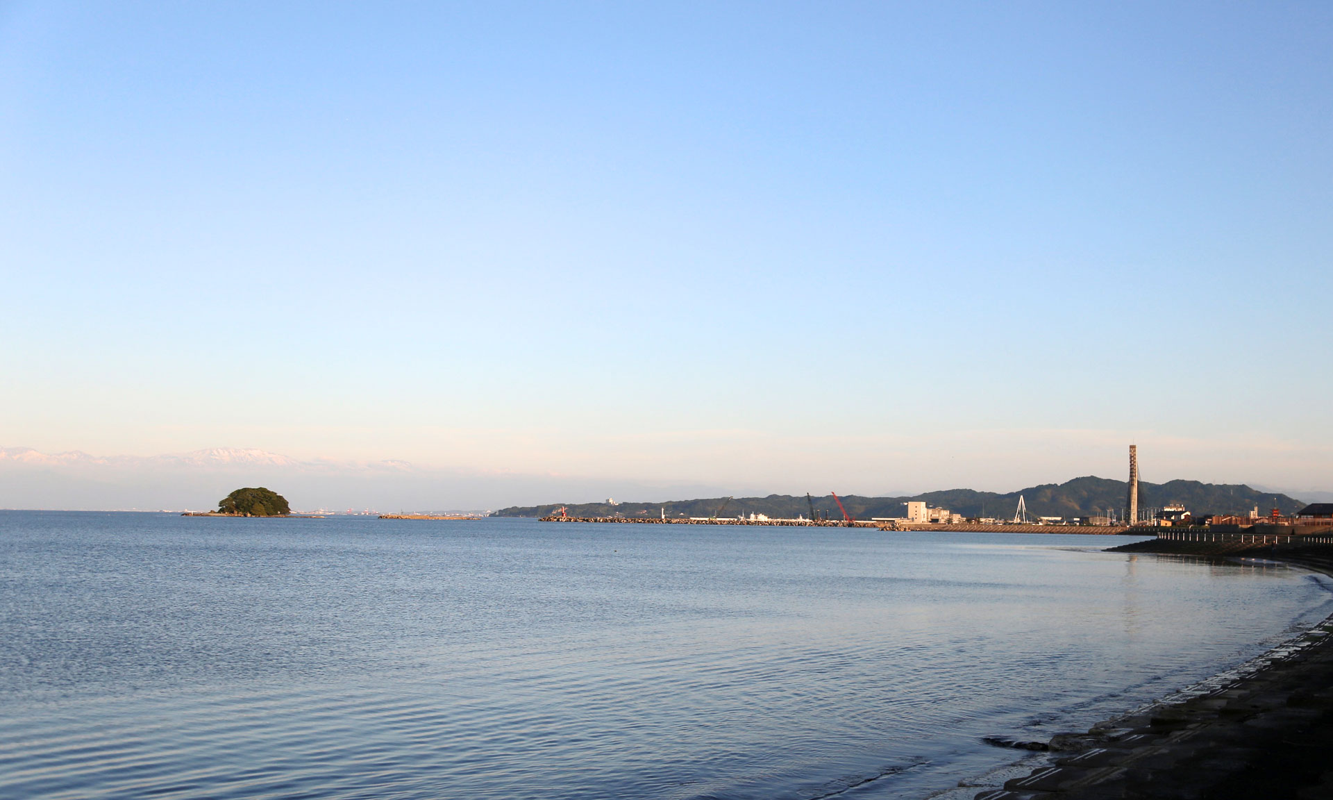 夕暮れの富山湾越しの立山